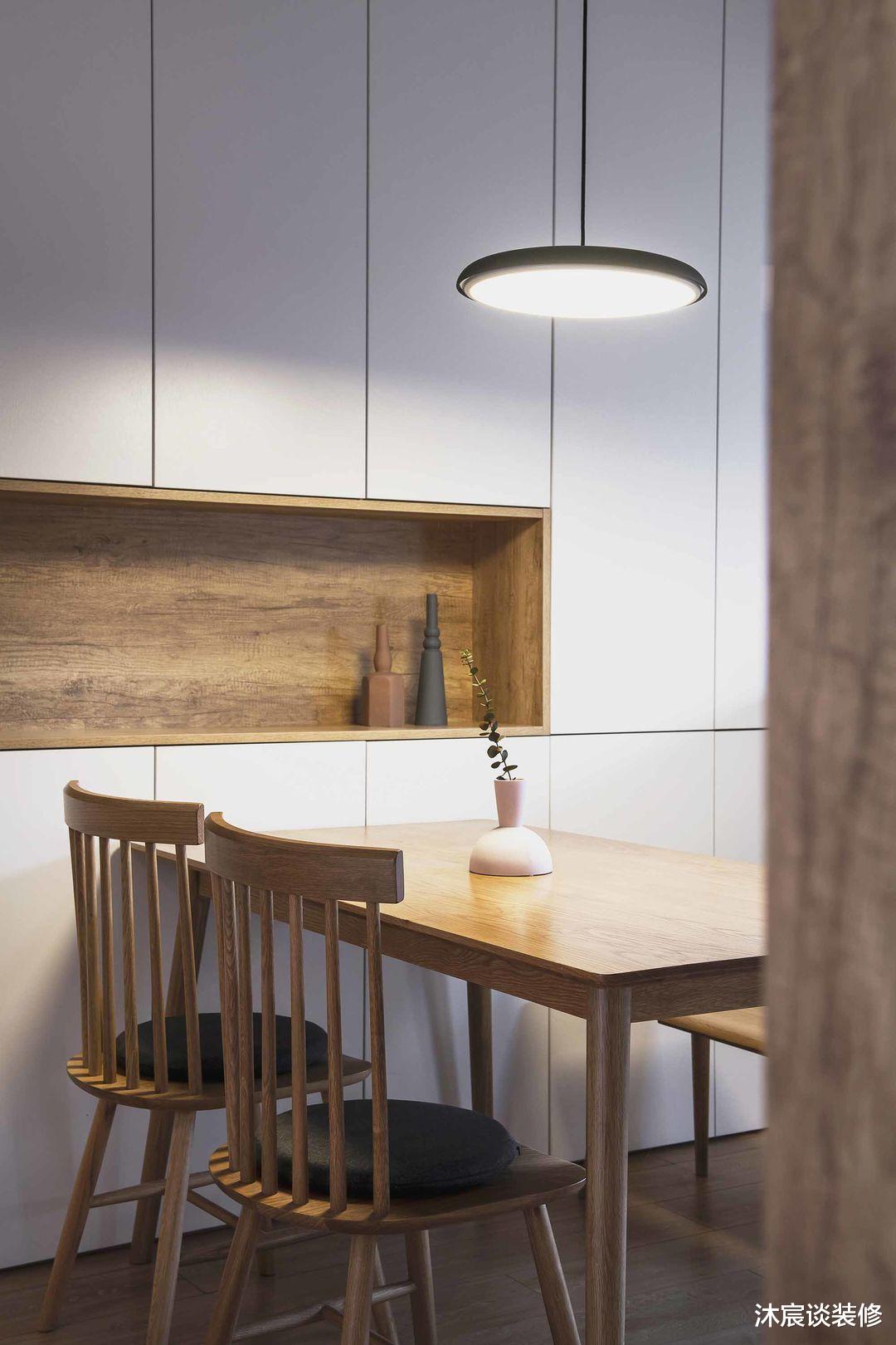 |她在沙发后面“掏洞”造窗,完工后发现太明智了,全屋温暖又自然