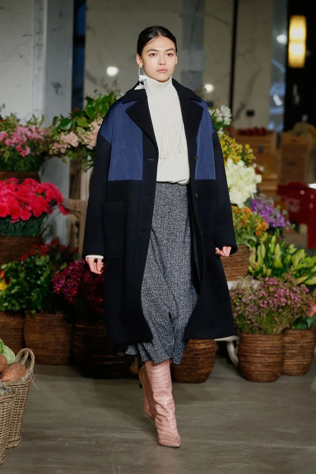 纺织服装时尚内参|Jason Wu 告诉你周末逛超市要这么穿!宽松针织毛衣搭配阔腿裤