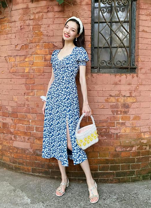 闲鱼有话说|韩雪与钟楚曦同穿蓝色碎花裙，一个优雅一个甜美，真看不出差10岁