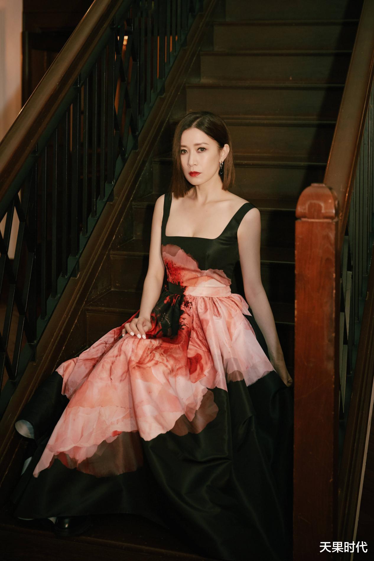 天果时代 佘诗曼的气质一般人学不来，印花吊带长裙配靴子，气场全开