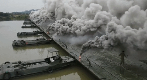 陆军|迅捷如风！陆军架设浮桥进行渡河作战演练，这是武统的最后一环？