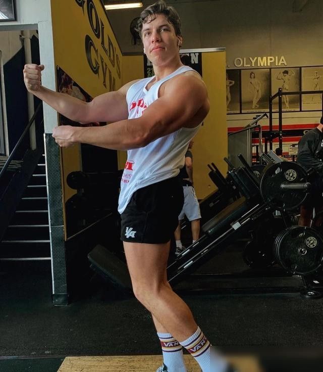 跨过鸭绿江|施瓦辛格3个儿子差距有多大？老大爱健身，老二200斤，私生子最壮