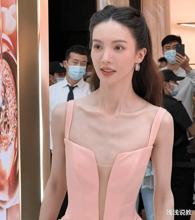 金晨|普通人真没必要身材焦虑！大受追捧的女明星，现实中并不赏心悦目