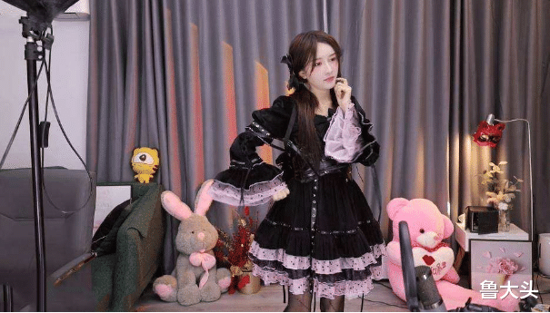 edg战队|EDG夺冠林七七粉丝破百万，COS葫芦娃、奥特曼，颜值身材样样好！