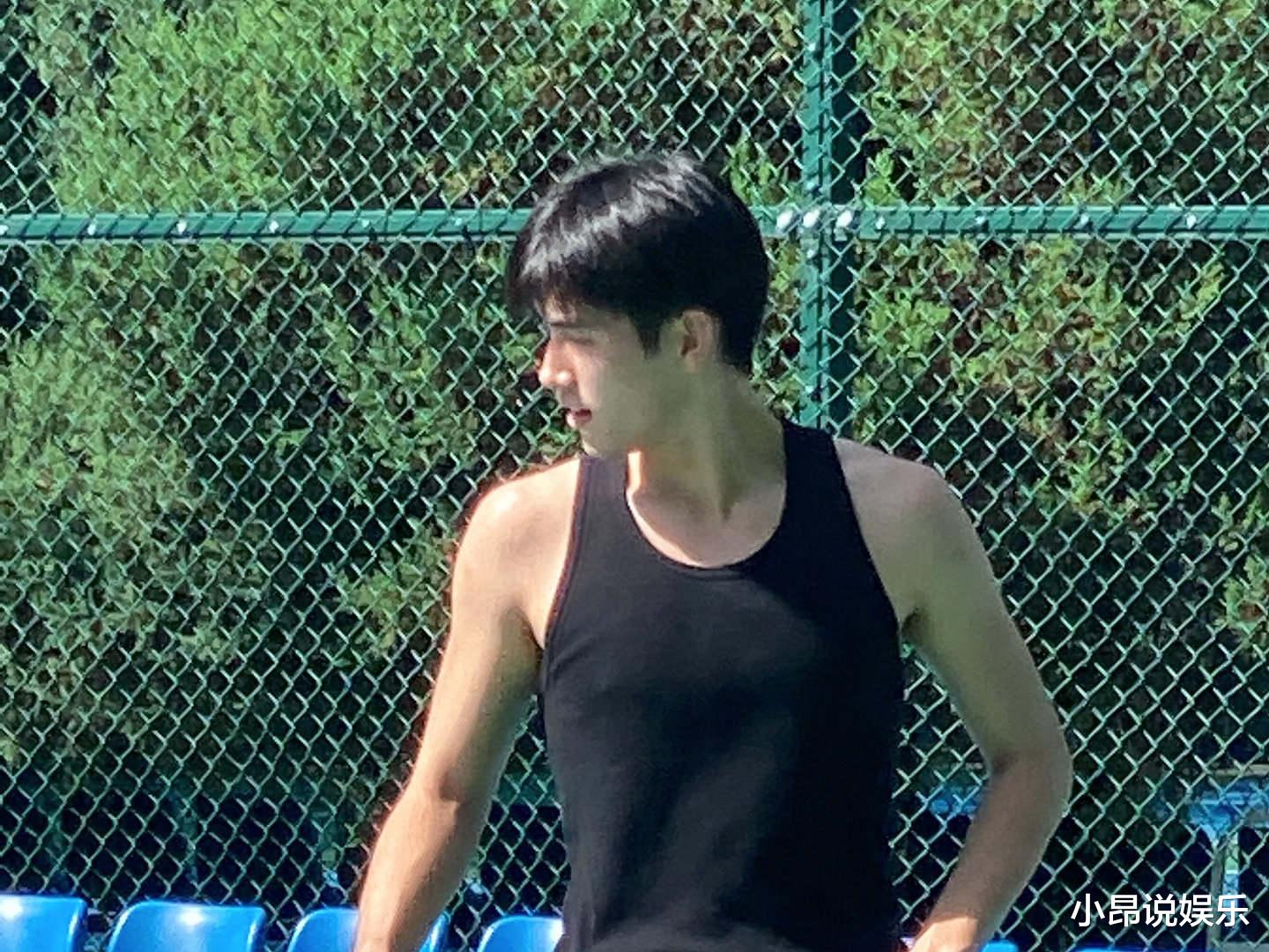 陈飞宇|陈飞宇打篮球被偶遇，与球友相谈甚欢，肌肉线条优越少年气十足
