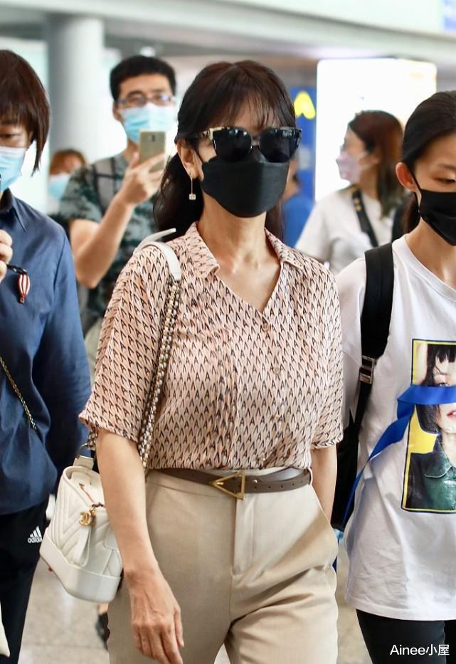 Ainee小屋|赵雅芝终于不扮嫩了，印花衬衫配九分裤优雅知性，有年龄感也养眼