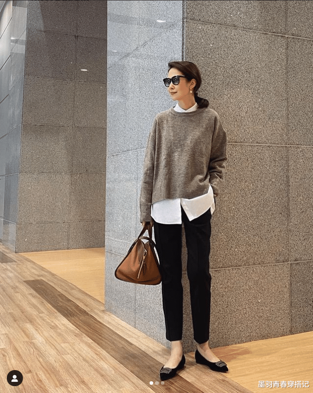 穿衣搭配|这位日本大姐太会穿了，只用黑白灰打造精致感，特适合50+岁女性
