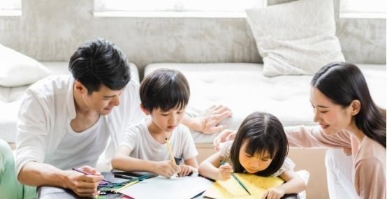 日居月诸说 地铁一组母子照片引网友热议,这样的孩子,是有教养还是没童真?