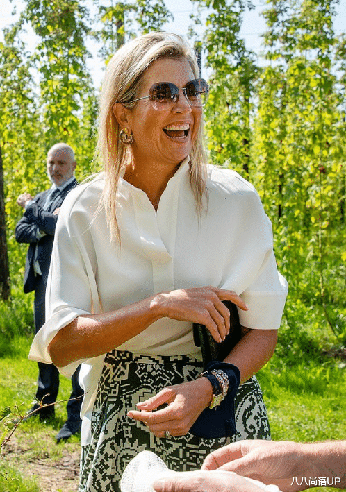 八八尚语UP|荷兰王后一天换两身，掀起刘海造型气场全开，三个女儿长得不像妈