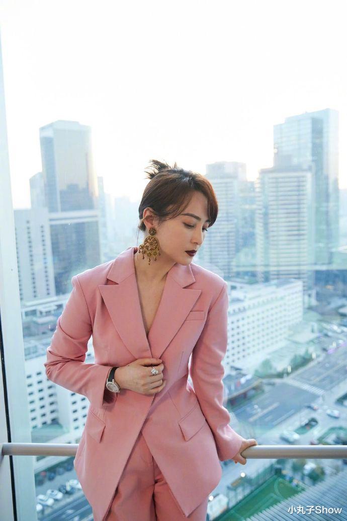 疾速追杀4|46岁蒋勤勤越来越有味道，粉色西装小露后背，身材不输给年轻女星