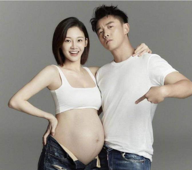 郑恺|郑恺33岁老婆晒庆生照！1岁女儿正面照首曝光，小酸奶嘴巴超像爸