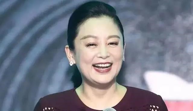 清浅微笑的我|陈红与许晴只差一岁,年轻时都是大美人,为何如今相貌差距这么大