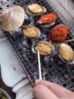 咸蛋的小姐|蚊子咬我不咬老公是因为我香吗？哈哈哈，神评小伙也太耿直了！