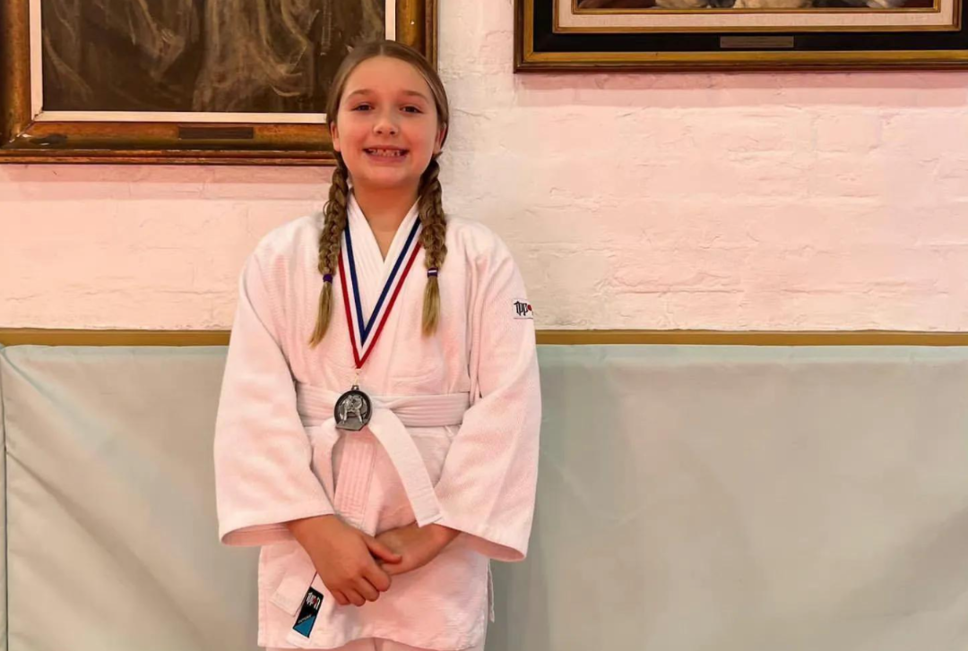 哈珀·贝克汉姆|贝克汉姆手把手教女儿煮蛋，小七继承爸爸高颜值，父女同框超有爱