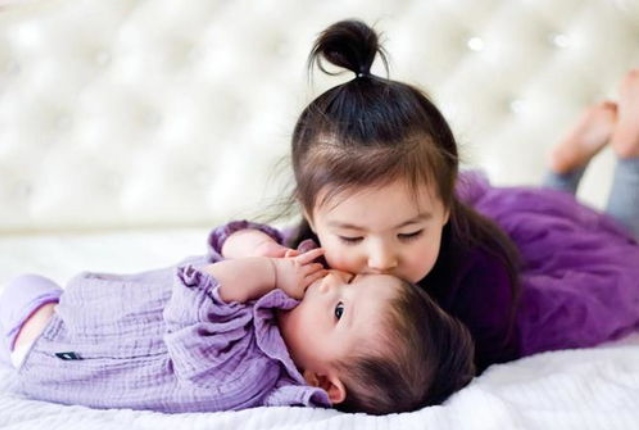 Ainee妈咪|“抢蛋糕”姐妹走红,为守护蛋糕,姐姐上演一出“飞檐走壁”