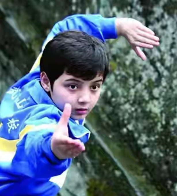 彭义程|童星阿尔法近照显憔悴!胡子拉碴黑眼圈突出,一头植发被嘲太假