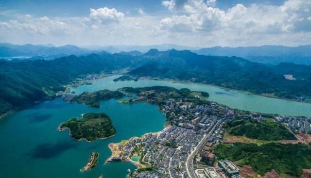亚龙湾 浙江2县合并的县城,上榜“旅游综合百强”,人均生产总值68407元