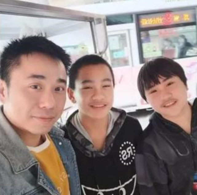 肖浩飞白|小小彬：5岁成名，被生父继母“吸血”1800万，皮肤溃烂无钱治