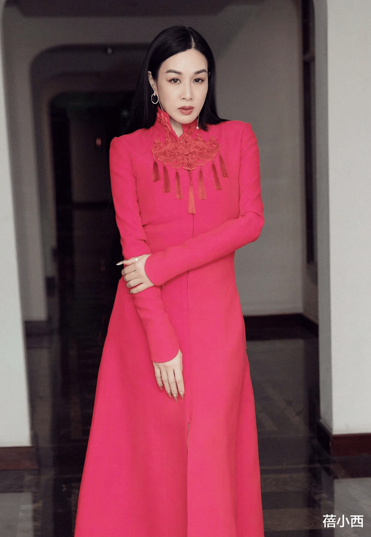 蓓小西|钟丽缇终于认真穿搭，皮衣内搭网纱打底衫，再配阔腿裤时髦又高级