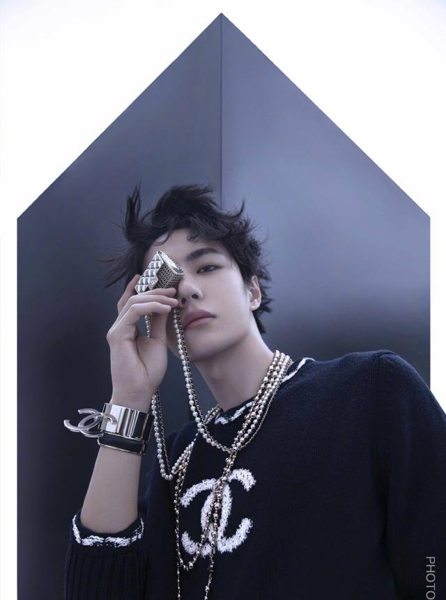 王一博|王一博的芭莎大片来了,陈漫出手不凡,香奈儿满屏的贵气!