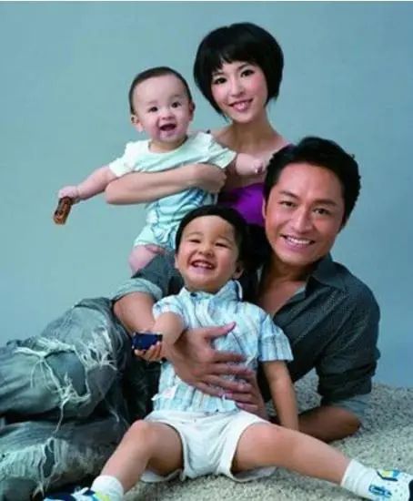 马景涛|59岁马景涛大肚腩抢眼,宽松外套都扣不上,2婚2离一生潇洒