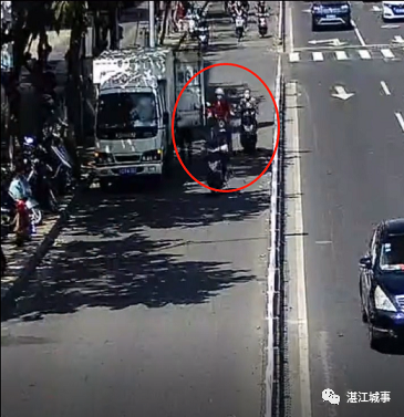 湛江生活网 湛江一货车司机不顾左右，开车厢门撞倒两位电动车主.....