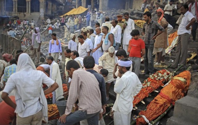 令人震驚！印度新冠疫情惡化，一輛救護車竟塞瞭22具屍體-圖3