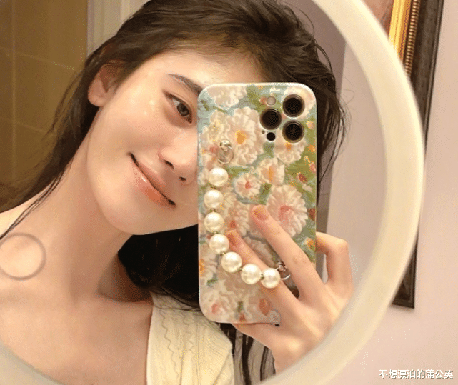 鞠婧祎|鞠婧祎洗掉发际线粉，晒怼脸照证明发量，看清额头胎毛：错怪她了