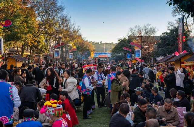 古镇 云南斥资32亿的“人造古镇”，游客络绎不绝，可媲美丽江古城