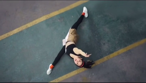 刘亦菲|刘亦菲内衣大片曝光，腰部圆润显粗壮，挑战一字马秀紧实大腿