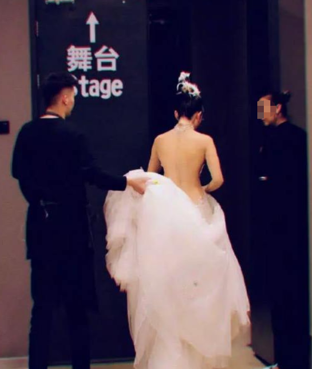 赵雅芝|68岁赵雅芝穿露背裙秀身材！薄背细腰曲线优美，咬一朵小花好风情