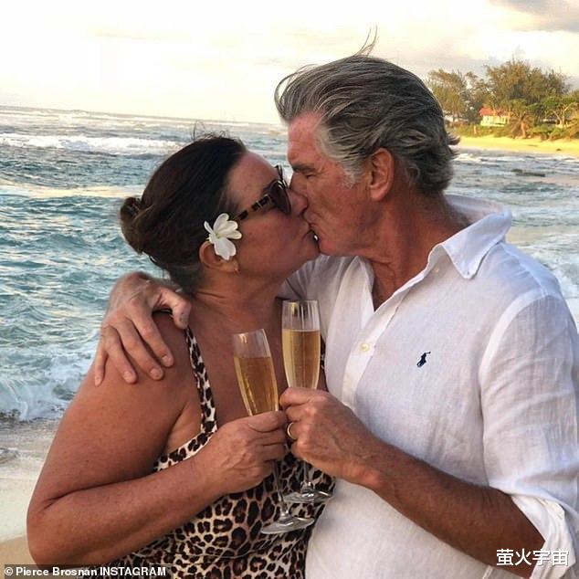 皮尔斯·布鲁斯南|皮尔斯·布鲁斯南58岁爱妻逛街，比年轻时丰腴太多，最帅007仍宠溺