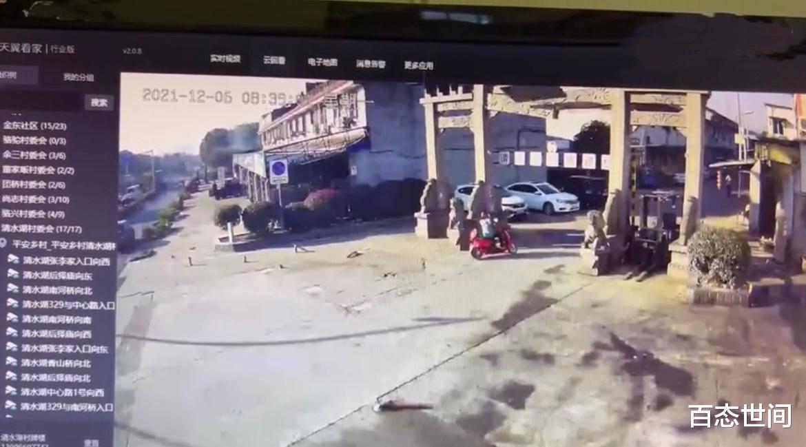 编剧也不敢这么写!宁波一石牌楼突然倒塌,骑车女子刚巧经过被砸