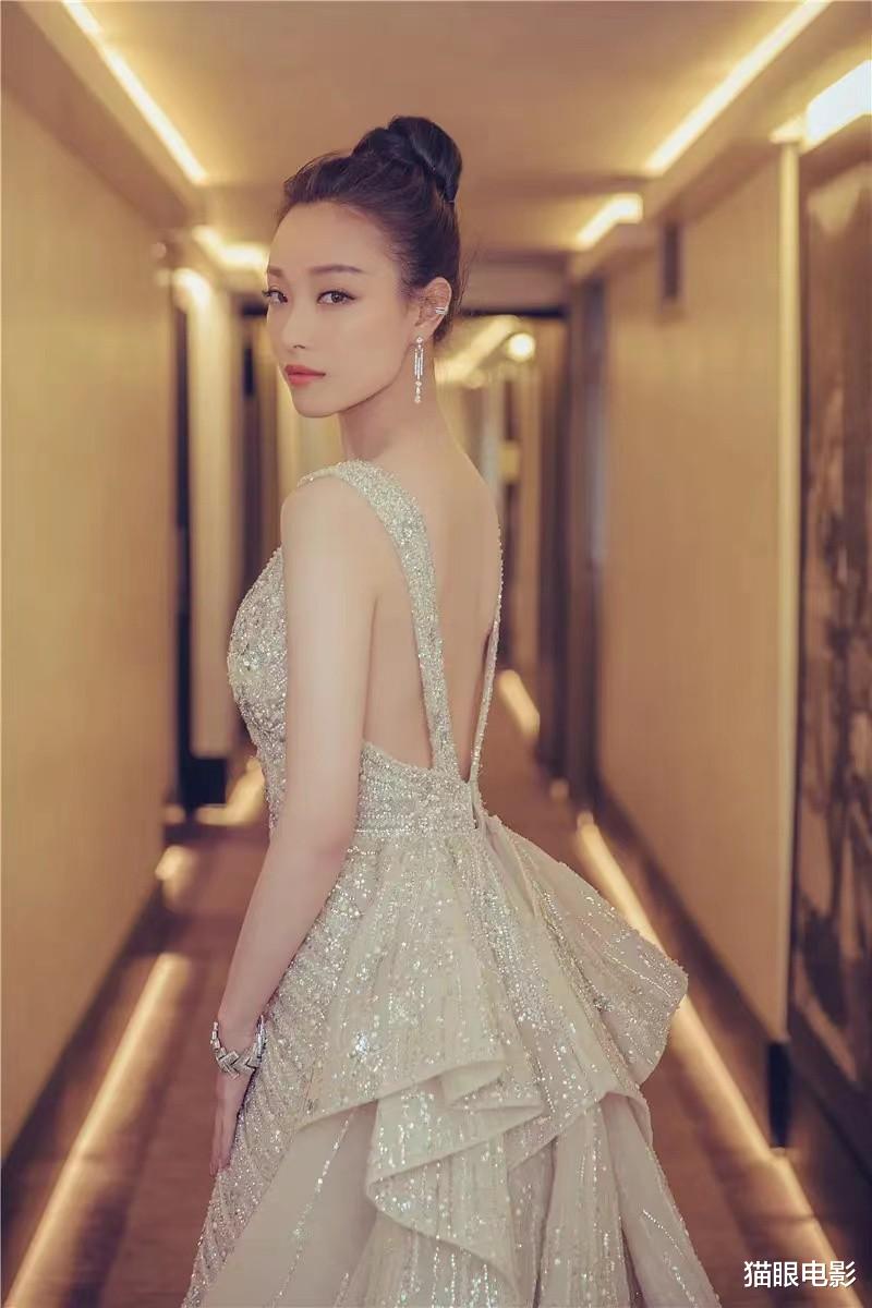 倪妮|倪妮穿抹胸百褶裙惊艳众人，裙摆飞扬剪影绝了，网友：硬照女王
