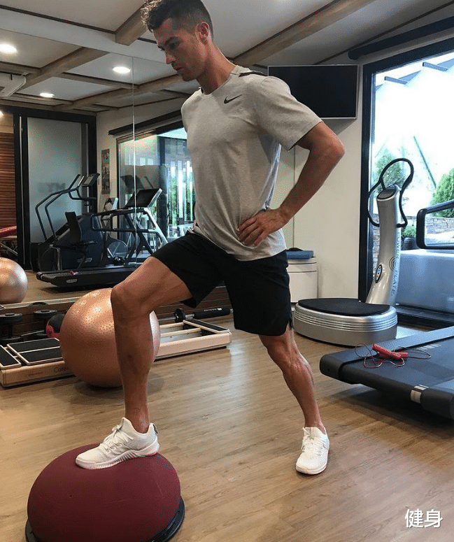 C罗|C罗「运动菜单」和孩子一起健身，球场霸主居家时超可爱！