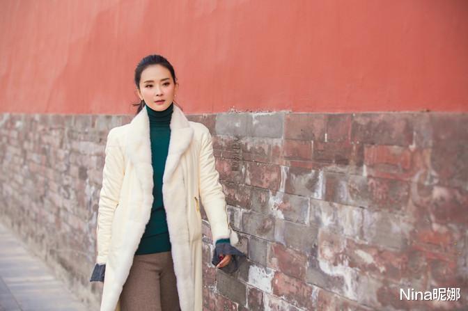 王艳|王艳罕见携儿子上综艺，47岁扎马尾像女团，15岁儿子大变样颜值像妈