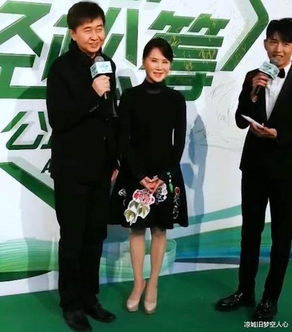 任静|付笛生夫妇在后台吃盒饭，任静脸颊饱满不自然，美颜老得不真实！