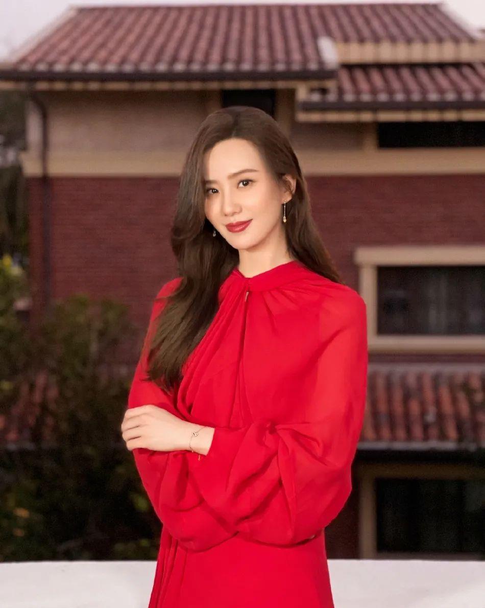 刘诗诗|刘诗诗穿红裙元旦美图出炉！雪肤玉貌太俏丽迷人