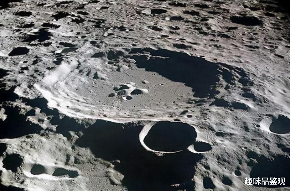 月球是一颗金属球？登月受阻、陨石砸不透，是外星力量在干扰？