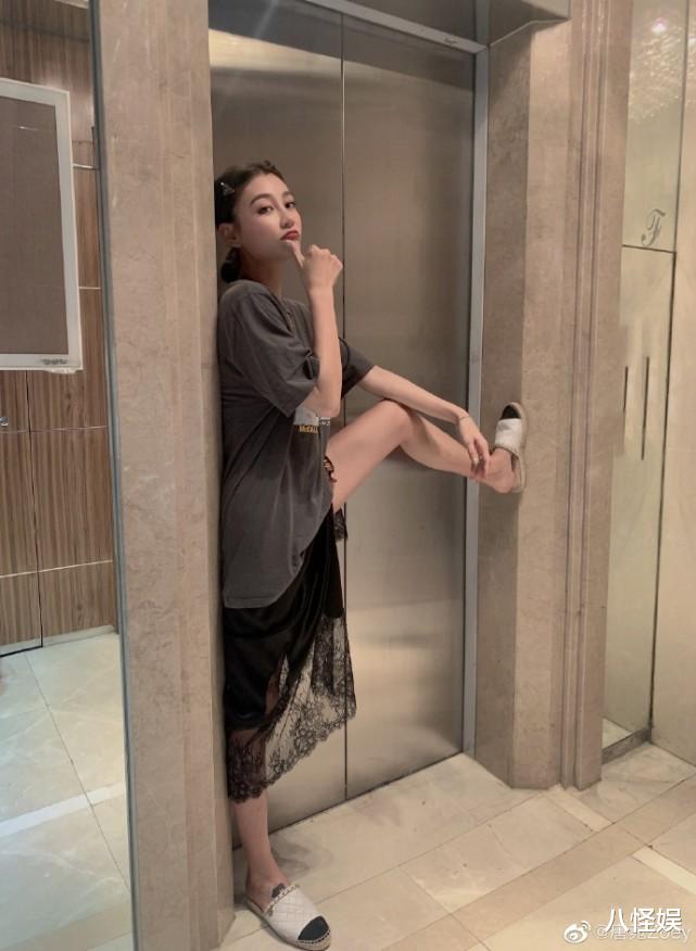 唐菀|曹云金官宣新恋情，前妻唐菀晒自拍，比剪刀手表情意味深长