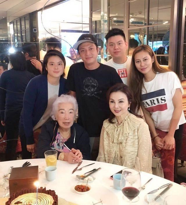 谢玲玲|为百亿豪门生了五个子女，却被扫地出门，现在又得了新冠一度病危