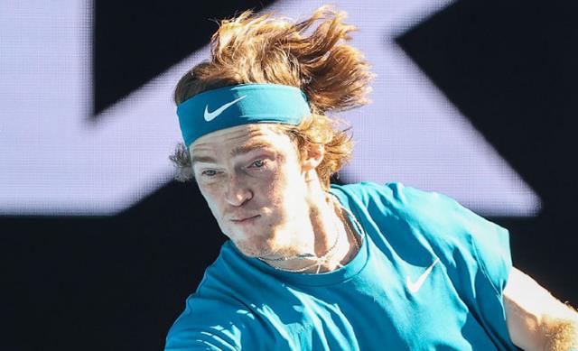 澳网|疯狂跨年19连胜！梅德韦杰夫3-0首进澳网4强创4里程碑静候纳达尔