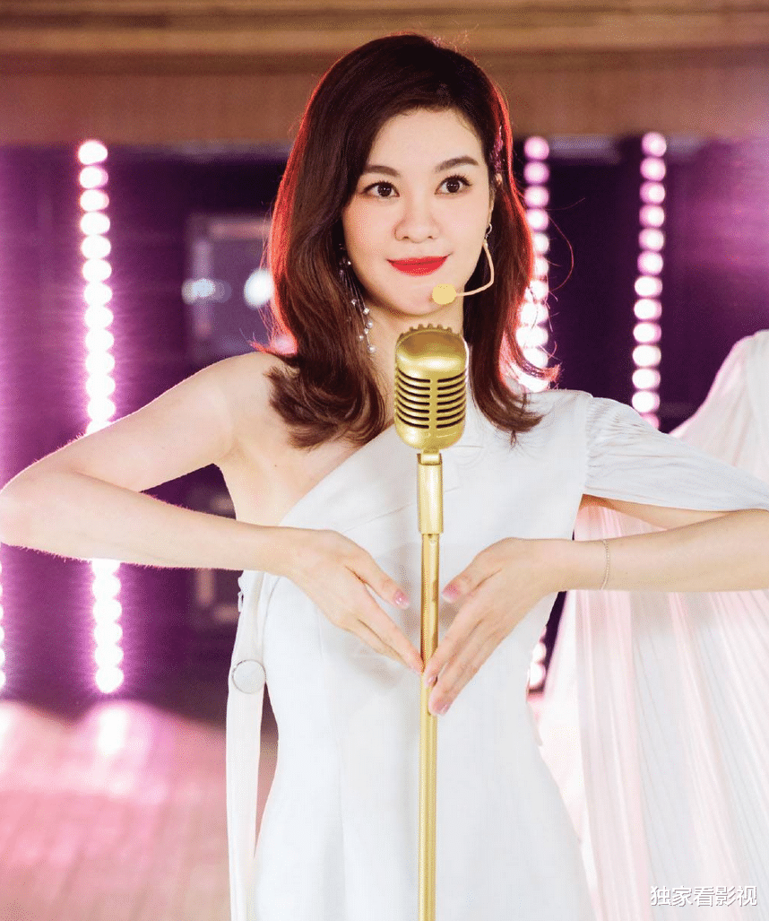 郁可唯|张杰送郁可唯《快女》号牌掀回忆杀,如今超女、快女谁混出头了?