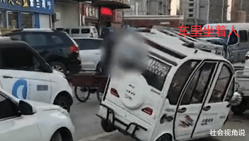 社会视角说 江苏一女子和丈夫情人街头开撕，徒手把三轮车推到，行为彪悍