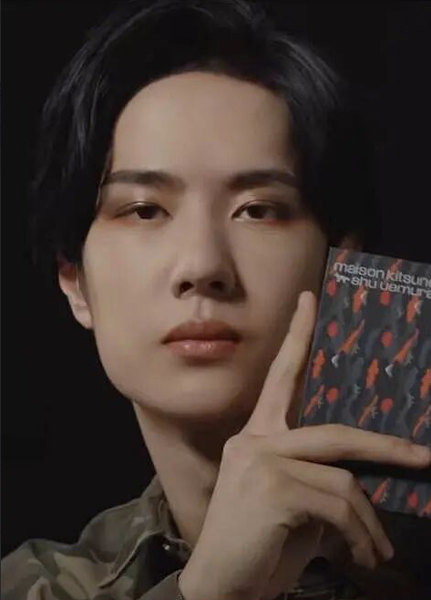 王一博|王一博疑似整容？下巴假体要掉出来了，这是毁容的前兆吗？