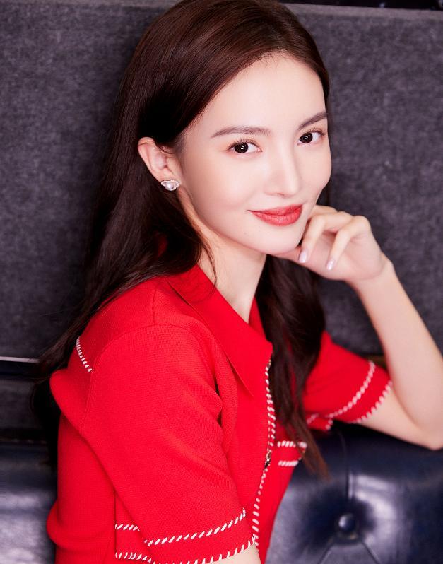 金晨|金晨“光腿”跪坐在沙发上，无意凹出的“初恋脚”，成直男心头爱