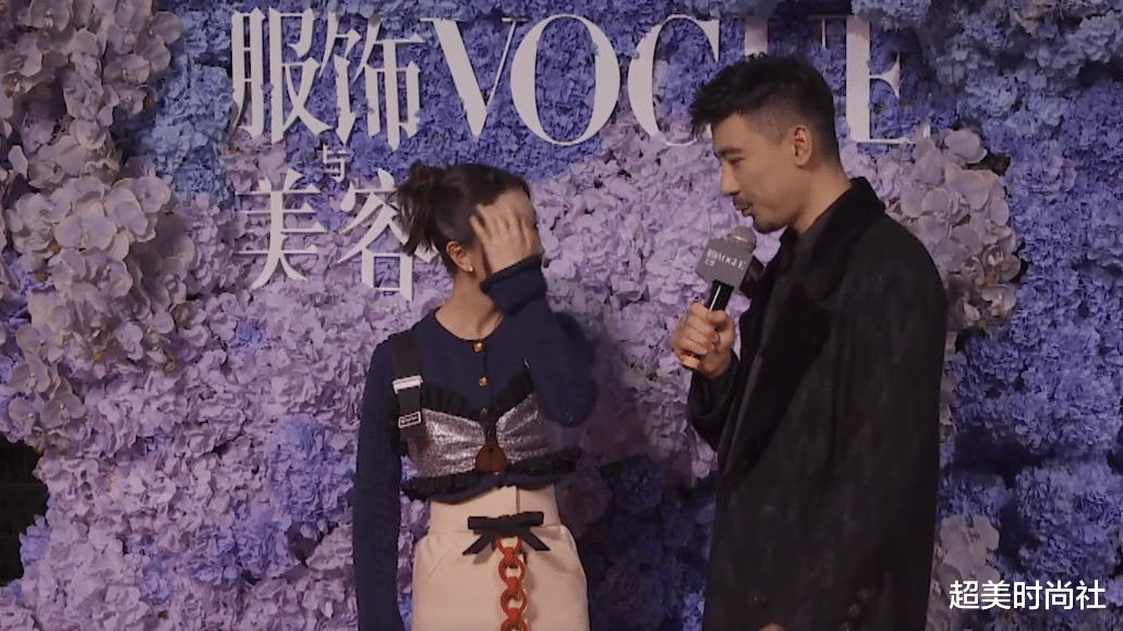 超美时尚社 VOGUE大秀夜主持人撞脸胡军！侧颜轮廓太像，网友称差点认错