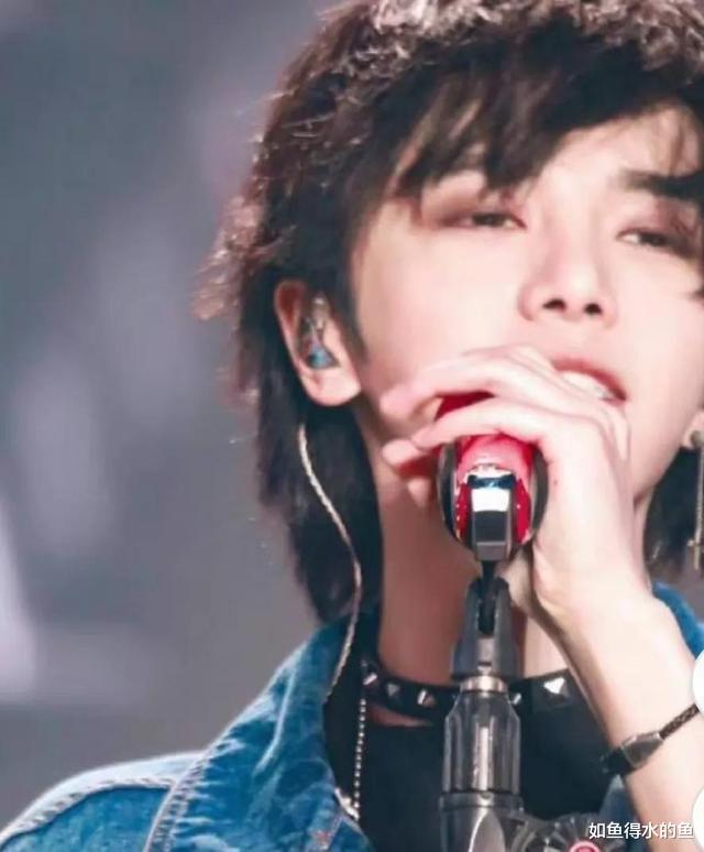 华晨宇|华晨宇演唱会遭粉丝疯狂吐槽，雪碧兑水烤串太贵，造型太油还假唱