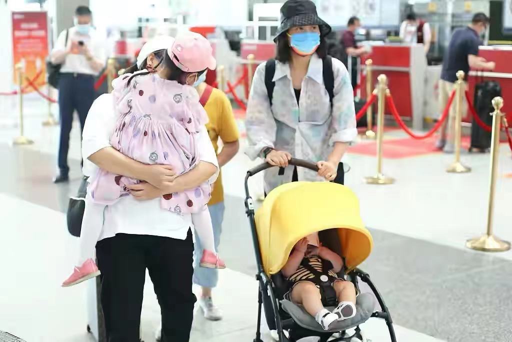 朱丹|朱丹带俩娃走机场好邋遢！素颜穿奶奶花衬衫老10岁，二胎妈不易呀