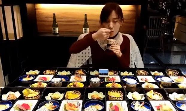 密子君|密子君到胡歌日料店打卡,直接点了120份菜,结账时愣住了:不会再来了